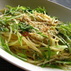 Spaghetti Aglio e Olio with Mizuna Greens and Jako Fish A picture of Spaghetti Aglio e Olio with Mizuna Greens and Jako Fish.