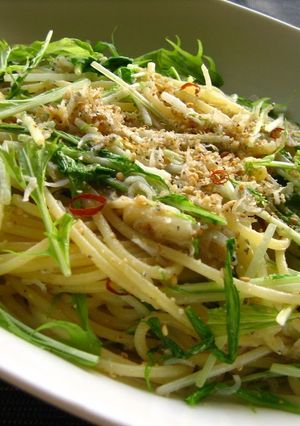 A picture of Spaghetti Aglio e Olio with Mizuna Greens and Jako Fish.