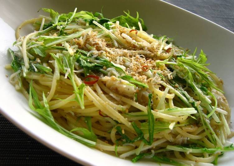 Easiest Way to Prepare Homemade Spaghetti Aglio e Olio with Mizuna Greens and Jako Fish