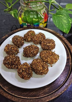 गुड़ अलसी ड्राई फ्रूट्स लड्डू रेसिपी मुख्य फोटो