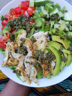 Chimichuri chicken and ovocado salad ainihin hoton girkin