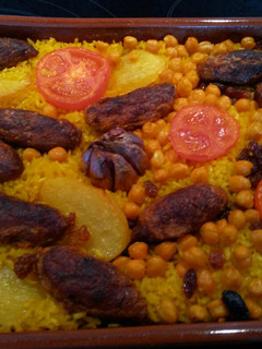 Una foto de Arroz al horno con pasas y albóndigas de bacalao