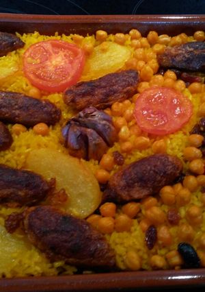 Una foto de Arroz al horno con pasas y albóndigas de bacalao