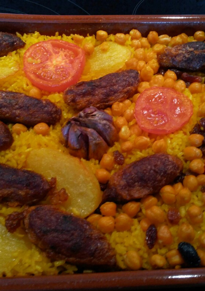 Una foto de Arroz al horno con pasas y albóndigas de bacalao