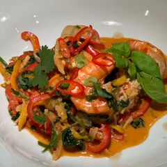 A picture of Thai coconut curry with prawns.