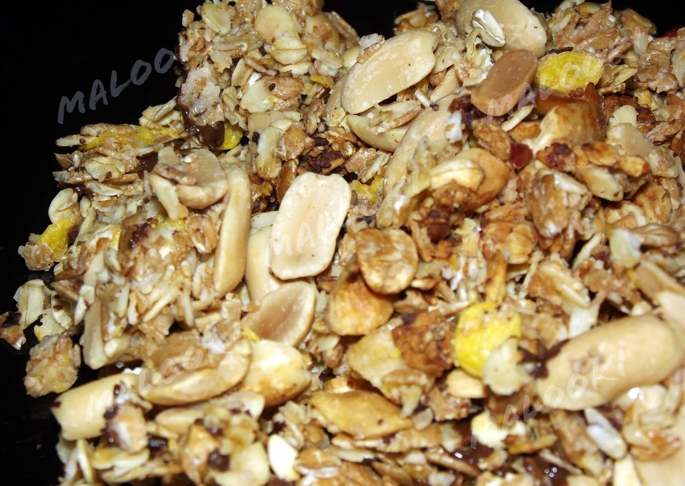 Dark chocolate and peanuts granola crumble