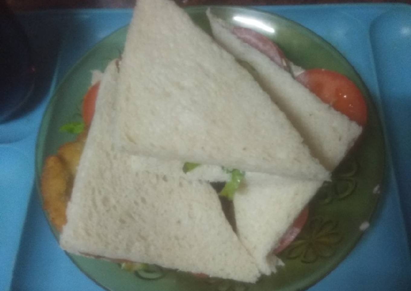 Sándwich de pechuga empanada con lechuga, tomate y mayonesa