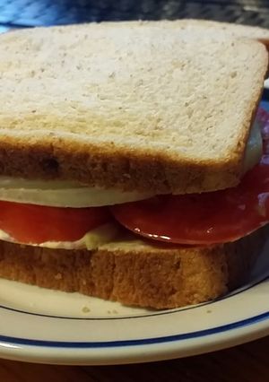 A picture of Taisen's tomato, onion and cucumber sandwich.