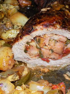 Una foto de Colita rellena acompañada con verduras al horno