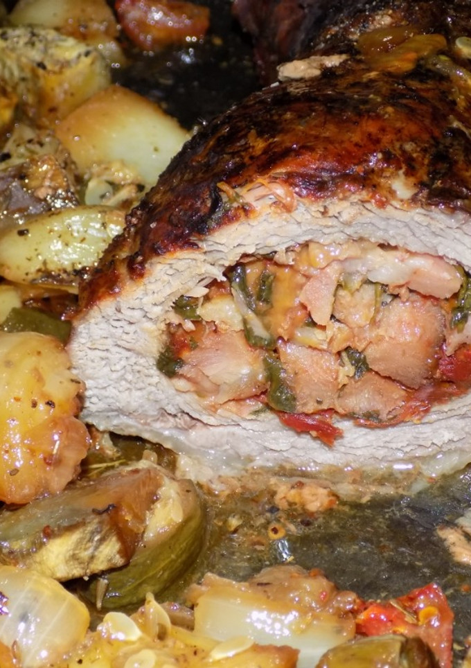Una foto de Colita rellena acompañada con verduras al horno