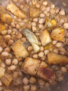 Una foto de Garbanzos con bacalao rápidos