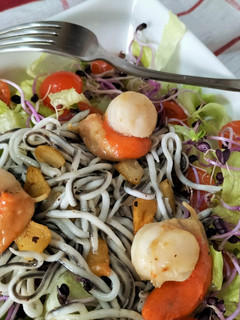 Una foto de Ensalada templada con gulas y vieiras