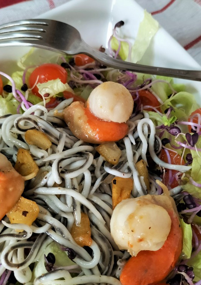 Una foto de Ensalada templada con gulas y vieiras