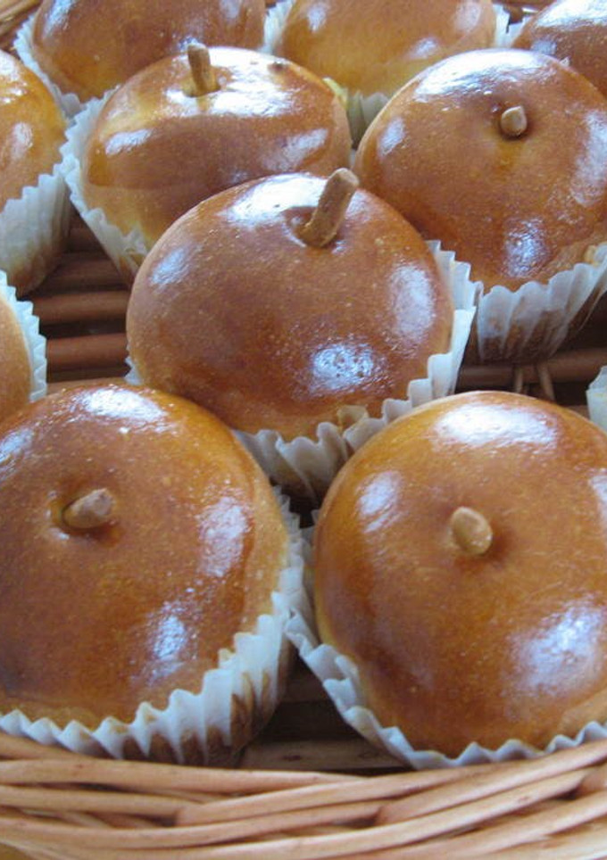 A picture of Apple Bread.