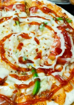 ચીઝ વેજ પીઝા (Cheese Veg Pizza Recipe In Gujarati) રેસીપી મુખ્ય ફોટો