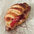 Croissant (v4) relleno de jamón serrano y queso fundido