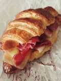 Croissant (v4) relleno de jamón serrano y queso fundido