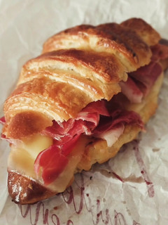 Una foto de Croissant (v4) relleno de jamón serrano y queso fundido
