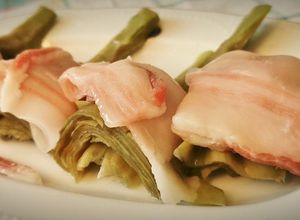 Una foto de Alcachofas con papada ibérica curada