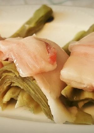 Una foto de Alcachofas con papada ibérica curada