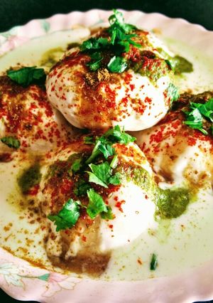 A picture of Dahi Bhalle.