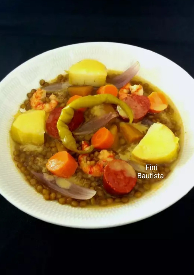 Una foto de Lentejas con chorizo verdura y un aliño especial