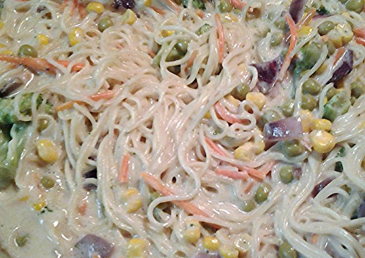 mushroom Alfredo with veggies and canton noodles