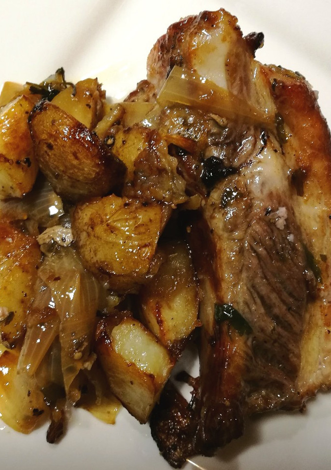 Una foto de Costilla carnosa con vermut al horno 🐷