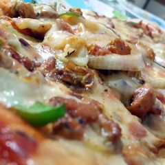 A picture of chicken tikka pizza.
