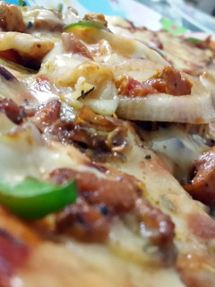 A picture of chicken tikka pizza.