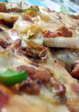 A picture of chicken tikka pizza.