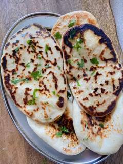 Una foto de Naan de queso (pan plano en sartén)
