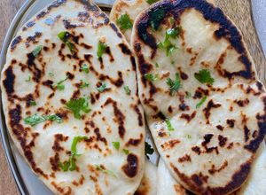 Foto principal de Naan de queso (pan plano en sartén)