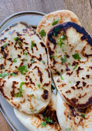 Una foto de Naan de queso (pan plano en sartén)
