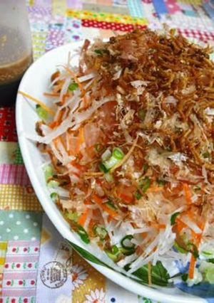 A picture of Daikon Radish & Carrot Salad with Crispy Jako.