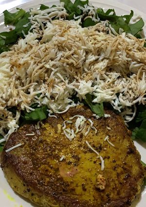 Una foto de Atún rojo con ensalada de espinaca y claras de huevo