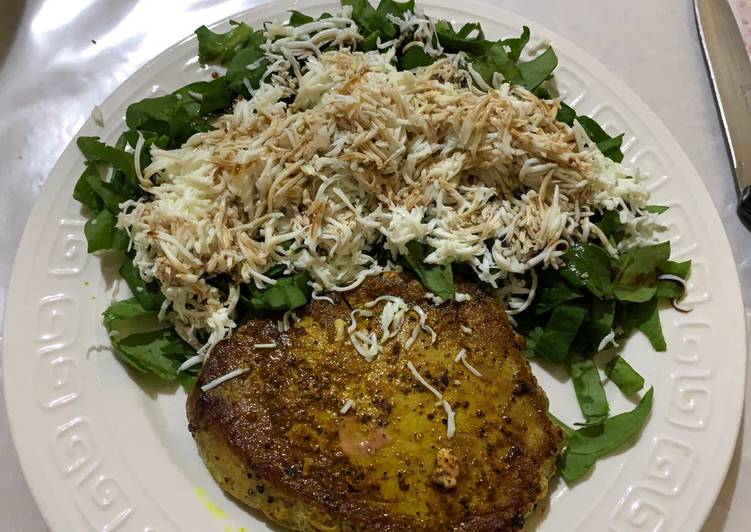 Atún rojo con ensalada de espinaca y claras de huevo
