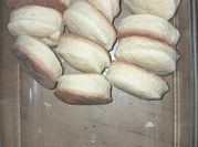 Una foto de escones dulces con aceite