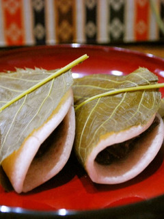 A picture of Easy Kanto-Style Sakura Mochi Using an Electric Griddle.