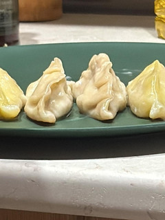 Una foto de Gyozas de cerdo y verduras
