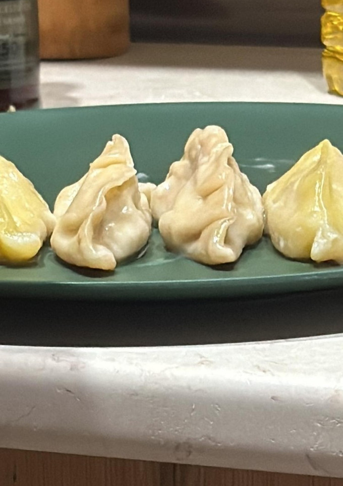 Una foto de Gyozas de cerdo y verduras