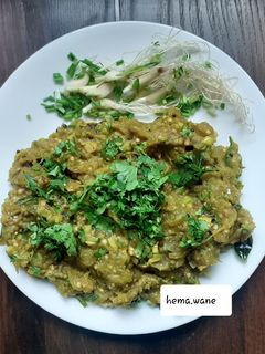 वांग्याचे भरीत(लसूण पात घालून) (Vangyache bharit recipe in marathi) रेसिपी चे मुख्य फोटो