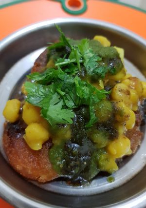 A picture of Aaloo tikki (potato tikki).
