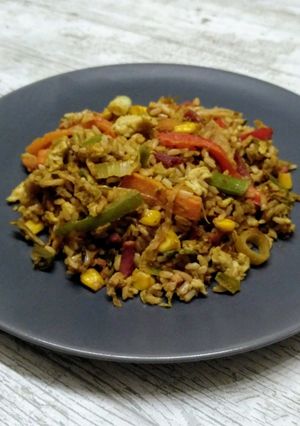 Una foto de Arroz salteado con verduras