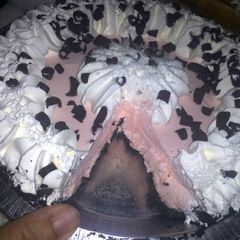 A picture of strawberry ice cream pie.