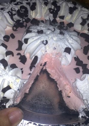 A picture of strawberry ice cream pie.