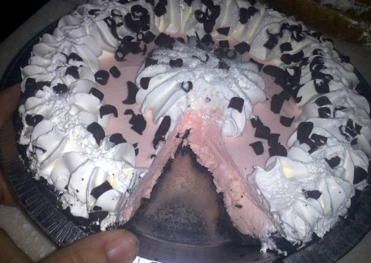 Simple Way to Prepare Perfect strawberry ice cream pie