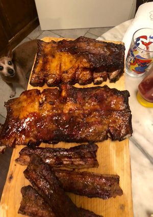 Foto di Costine e pancetta croccante glassate sul BBQ