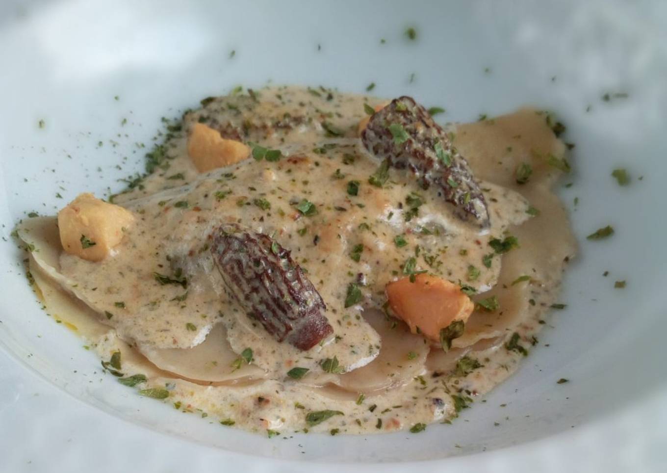 Raviole de foie gras et morilles en crème persillée