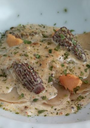 Une photo de Raviole de foie gras et morilles en crème persillée